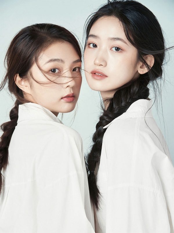 KH1016 纯白恋曲：简约风闺蜜写真，浅蓝背景下绽放的温柔情谊-窥幻映画