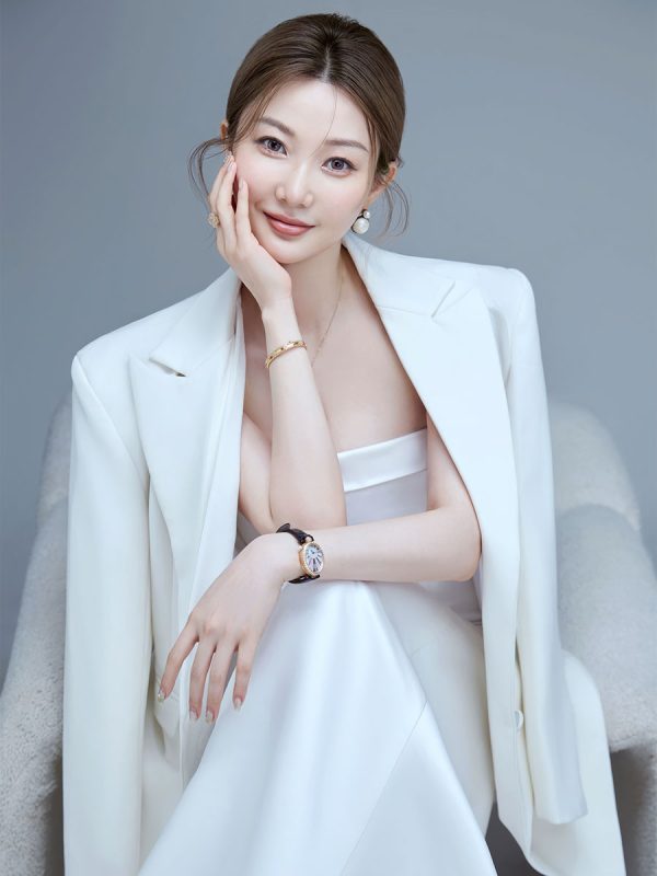 KH1034 纯白序章：极简主义下的高级感西装套装九宫格写真-窥幻映画