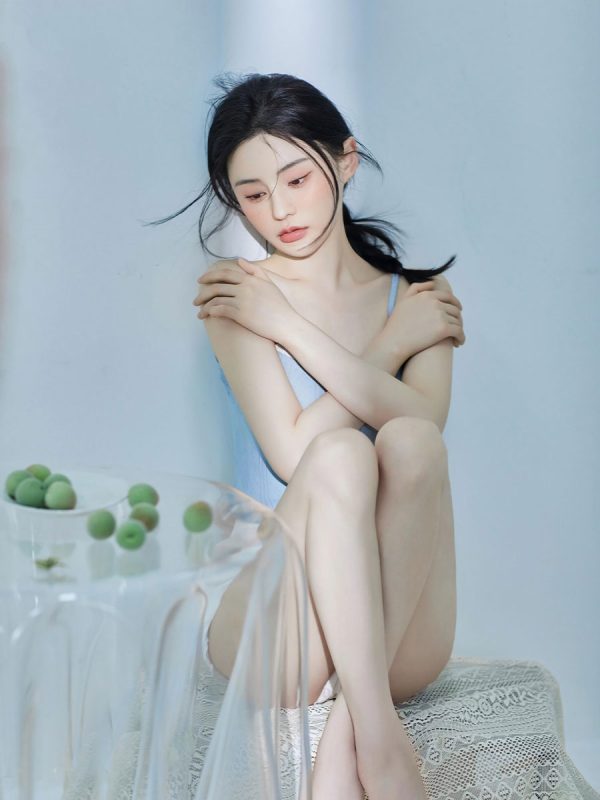 KH1036 蓝色梦境：慵懒蕾丝与纯净背景下的九宫格情绪写真-窥幻映画