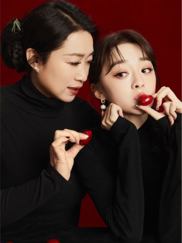 KH1037 红与黑的深情对话：一组母女写真中的岁月温柔-窥幻映画