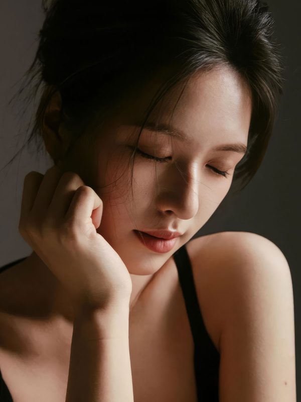 KH1044 暗调美学：黑色吊带九宫格情绪肖像的高级演绎-窥幻映画