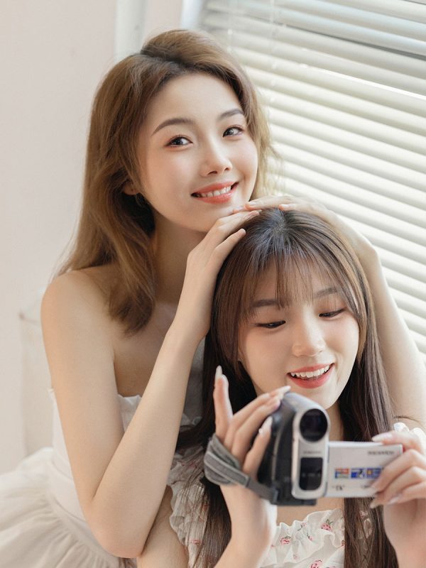 KH1049 宅家日记：白色系闺蜜日常写真，在沙发与阳光间定格治愈时光-窥幻映画