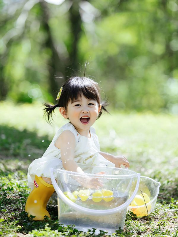 KH1051 绿野黄萌：户外童趣写真里的小黄鸭与白裙女孩-窥幻映画