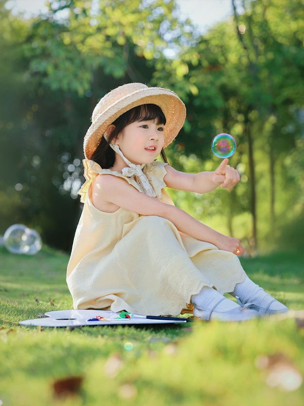KH1053 夏日序曲：草帽女孩与泡泡的田园诗，在草地画布上珍藏童年-窥幻映画