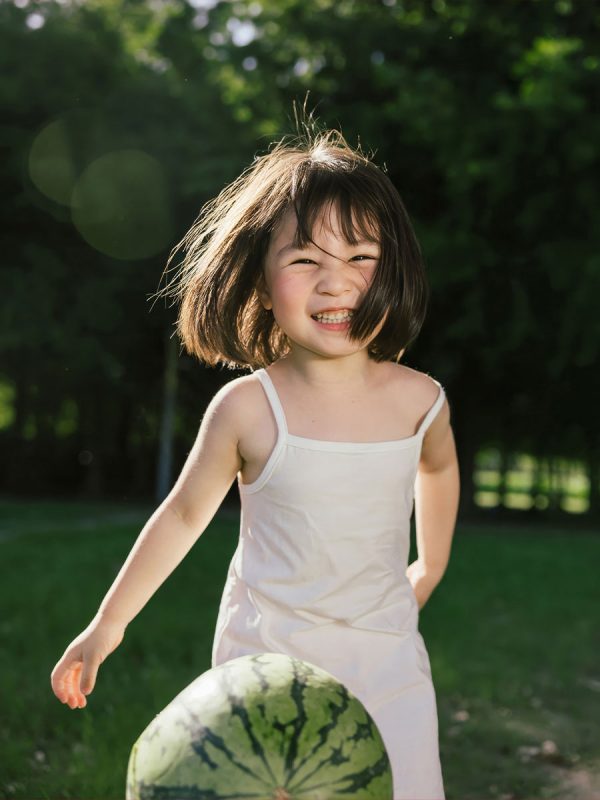 KH1054 夏日瓜田趣：白裙女孩与西瓜的甜蜜邂逅，在绿野中珍藏童年味道-窥幻映画